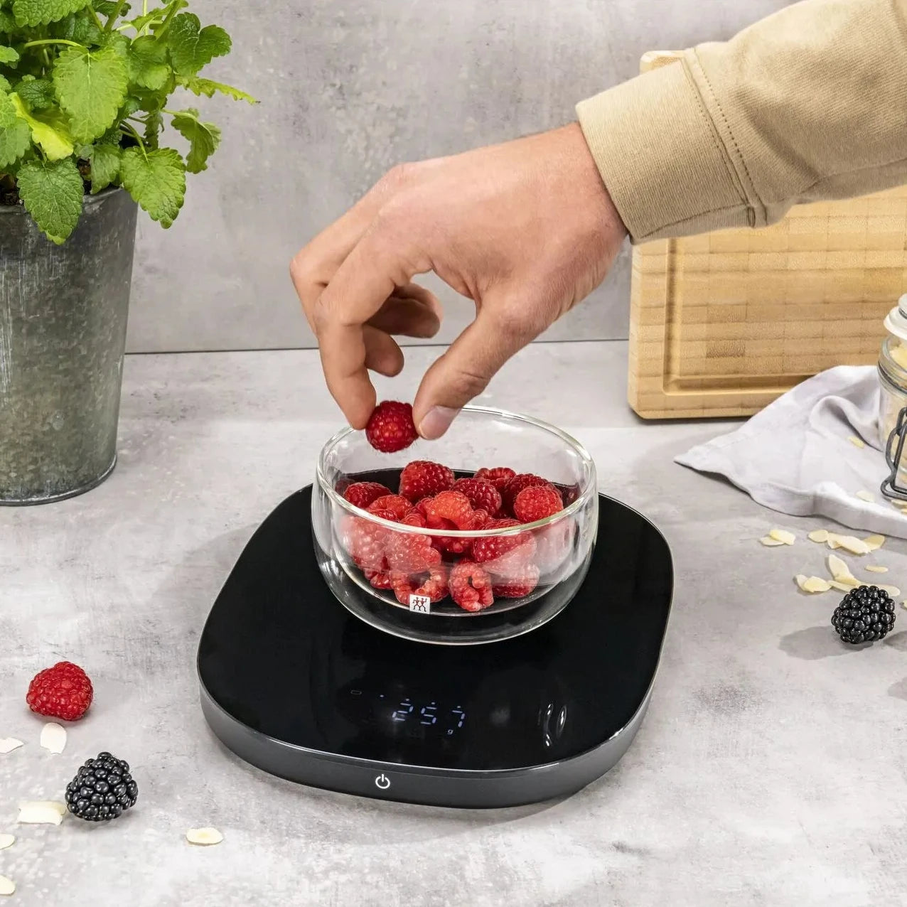 ZWILLING Enfinigy Kitchen Scale - Wireless Charging | Black