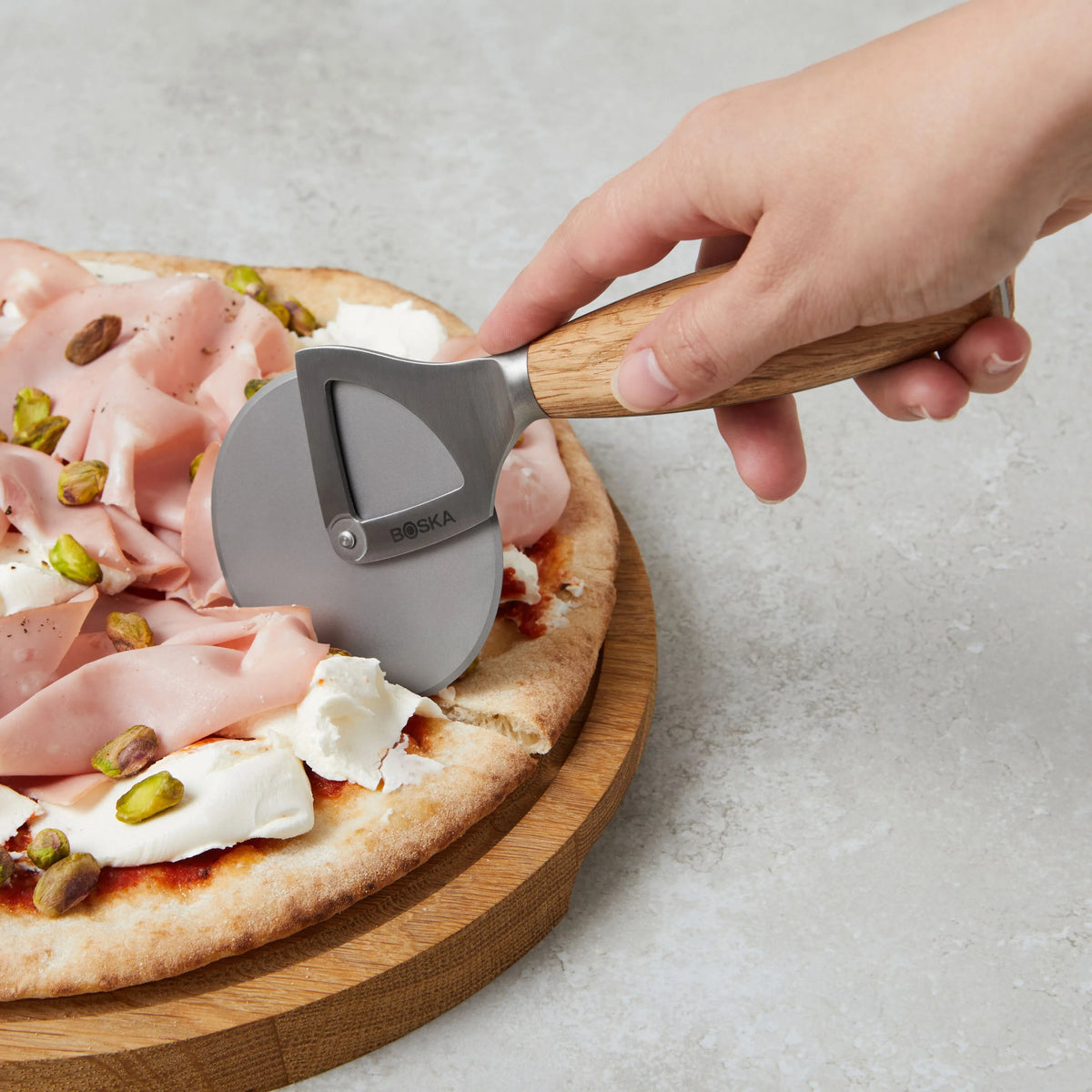 BOSKA - Oslo+, Pizza Wheel, 8.5x3.3x0.6" / 21.7x8.4x1.5cm