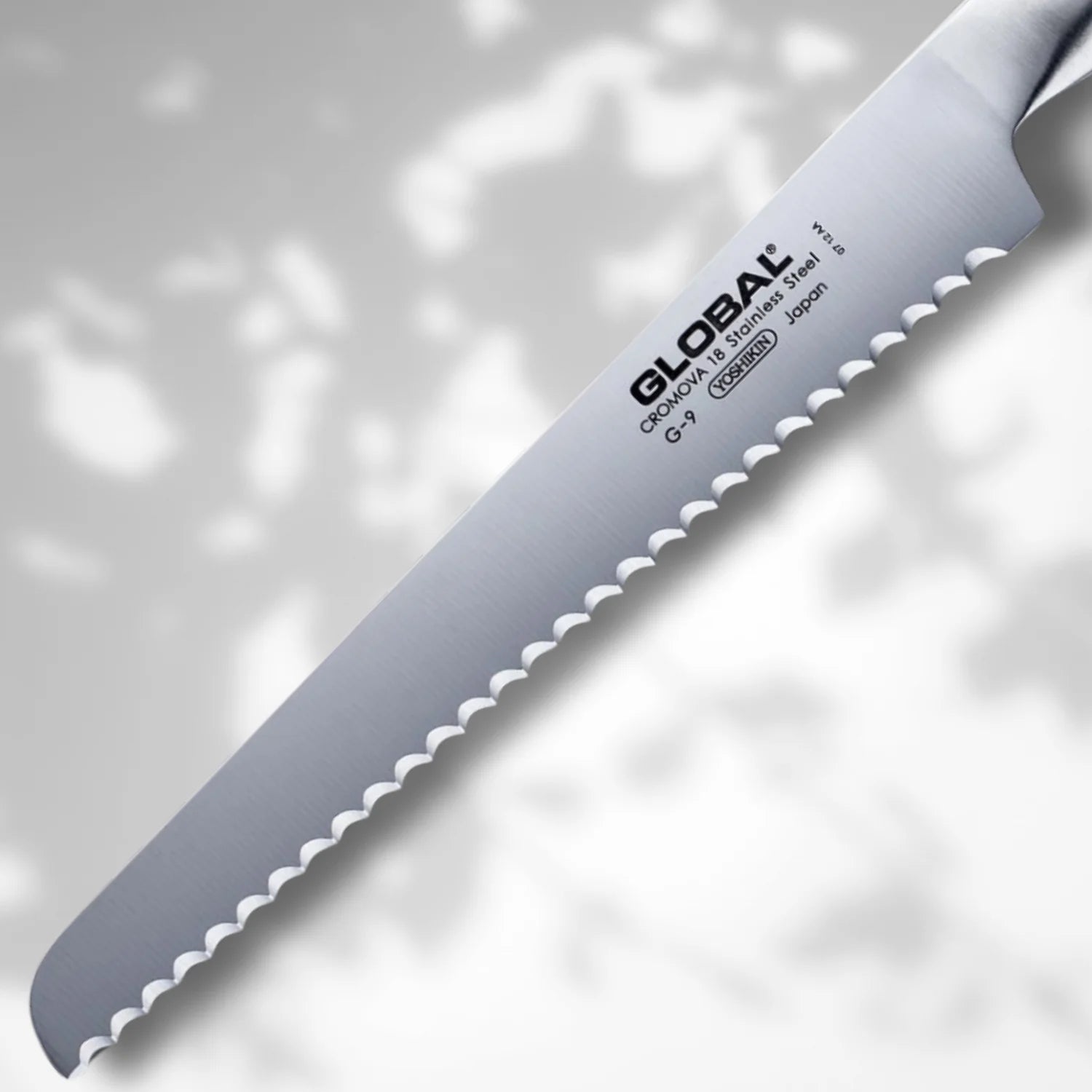 GLOBAL Bread Knife 22cm/8.7" | Serrated Japanese Stainless Steel Slicer