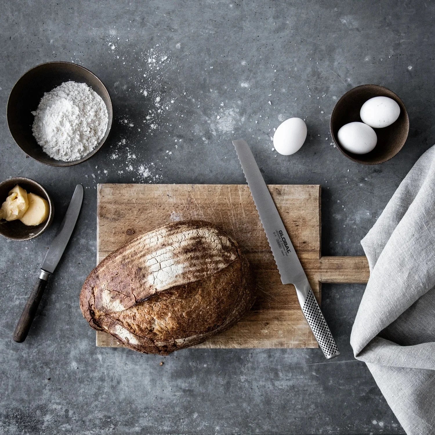 GLOBAL Bread Knife 22cm/8.7" | Serrated Japanese Stainless Steel Slicer