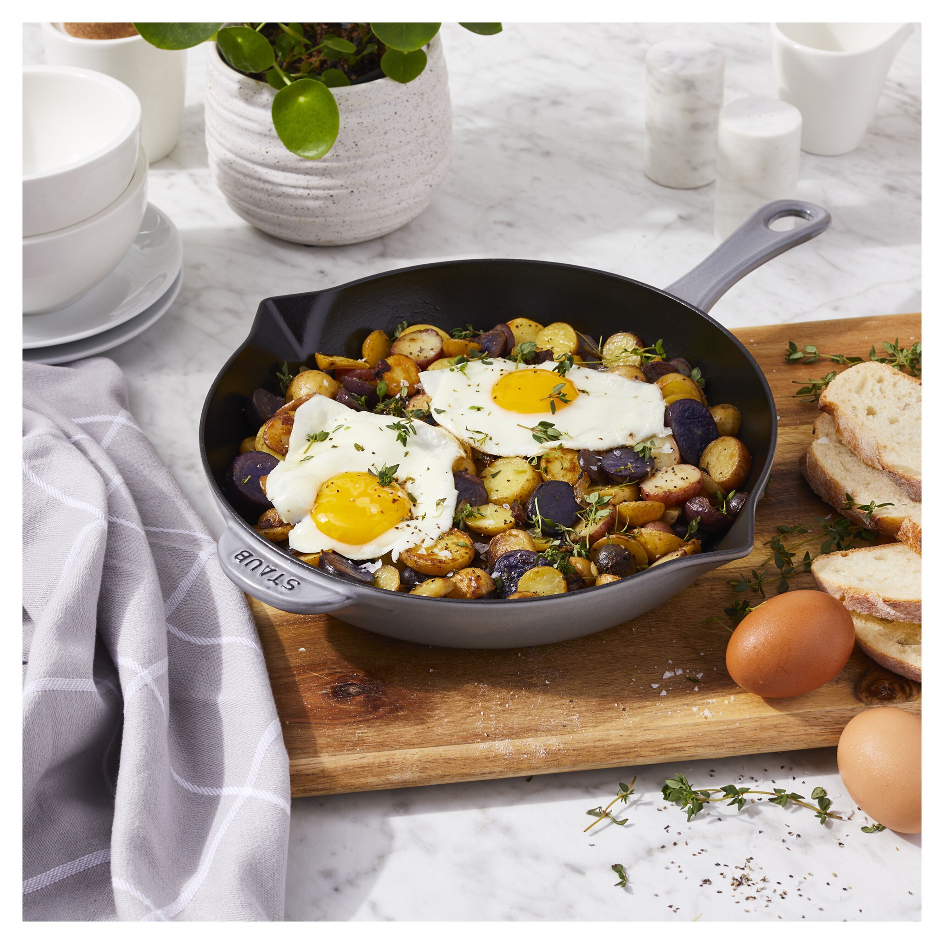 STAUB Pans 26 cm / 10 inch Cast Iron Frying Pan, Graphite-Grey